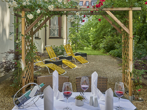 Terrasse mit Liegest&uuml;hlen 